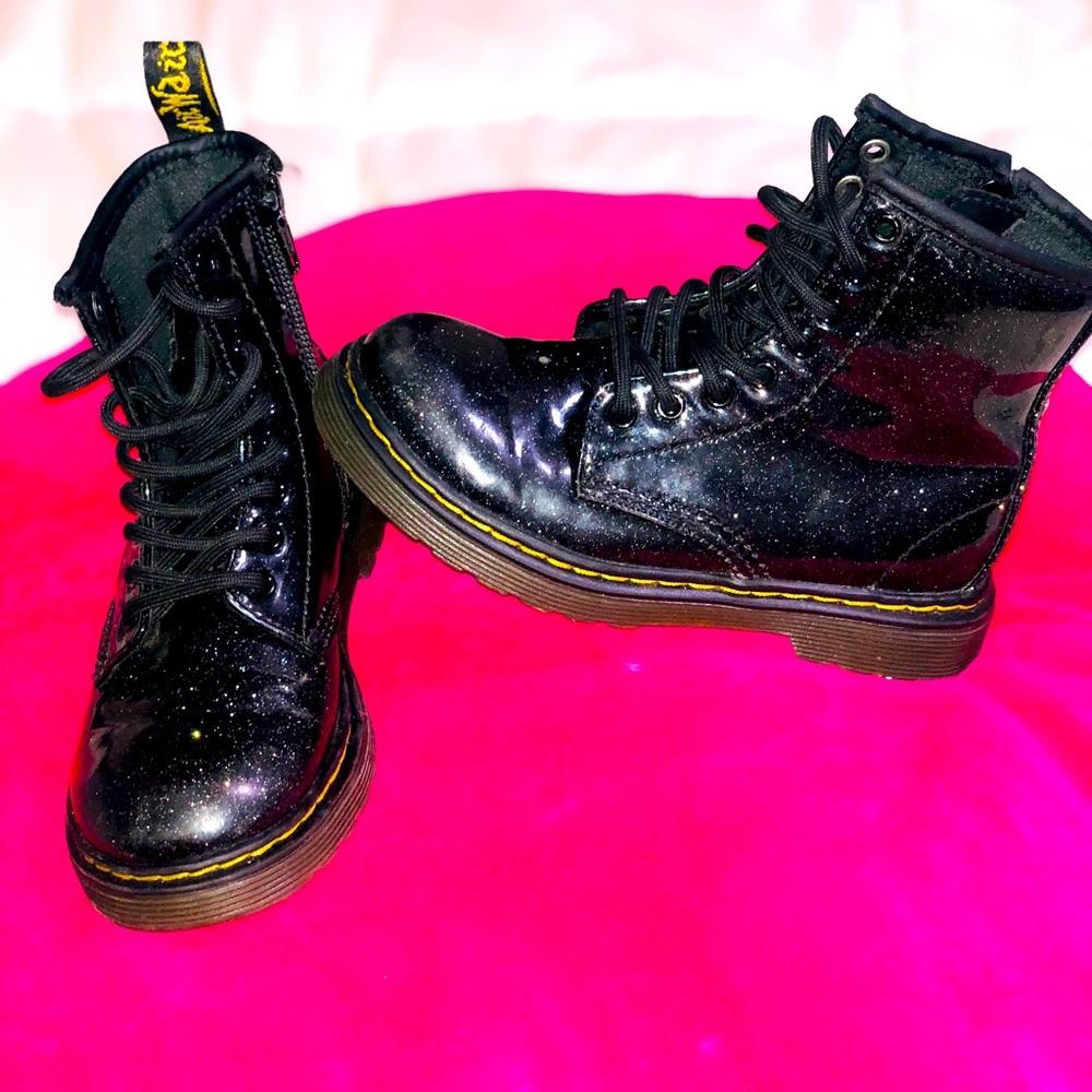 The cutest dr.martens in black glitter 🖤